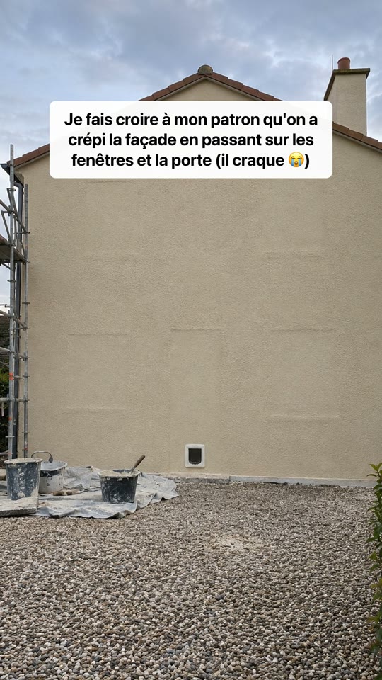 Façade crépie par-dessus les fenêtres