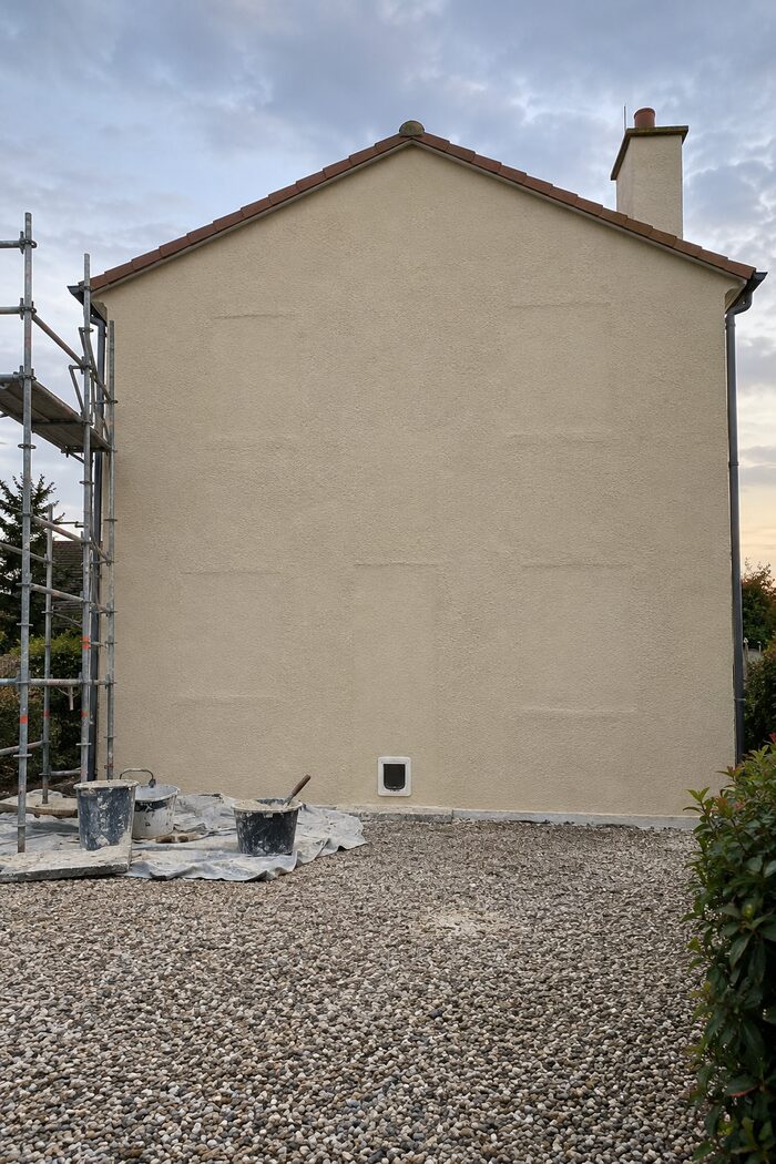 Façade crépie sans fenêtres